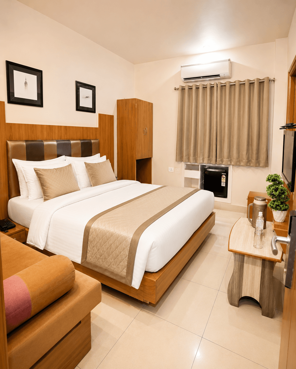 Deluxe room at Hotel Marudhar Palace